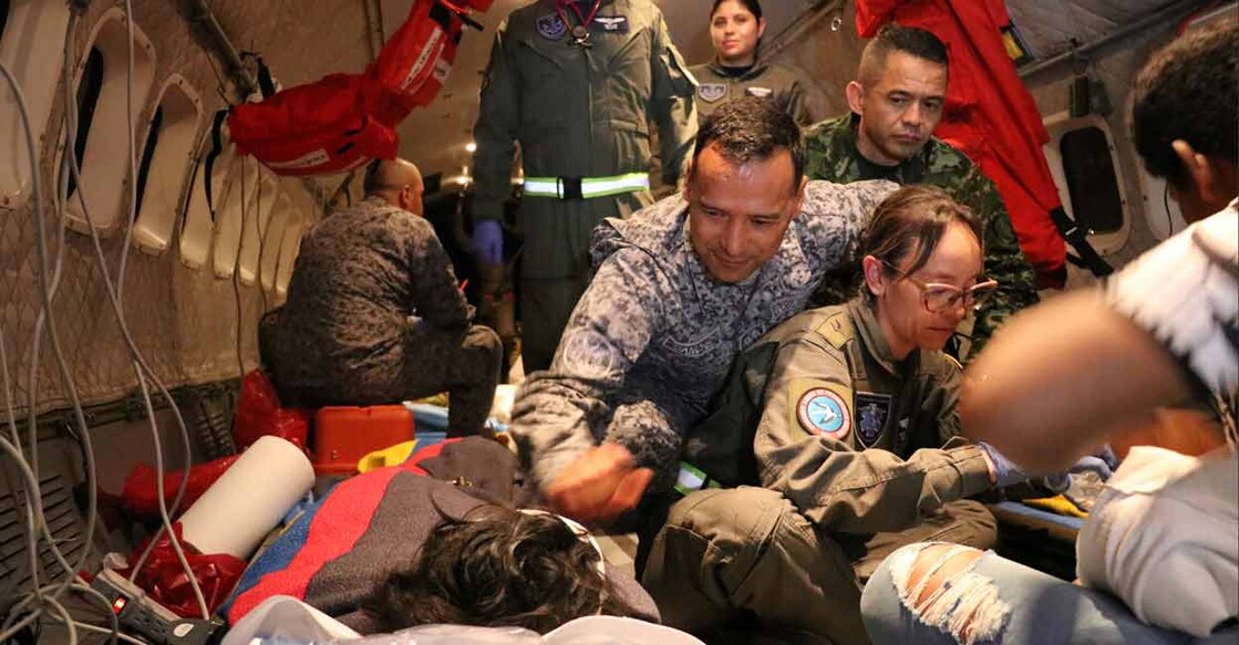 Soldiers of the Colombian Air Force and employees of the Colombian Family Welfare Institute (ICBF) give medical attention inside a plane to the surviving children of a Cessna 206 plane crash in the thick jungle, while they are transferred to Bogota by air in San Jose del Guaviare, Colombia, June 9, 2023. Photo: Colombian Air Force/Handout via REUTERS