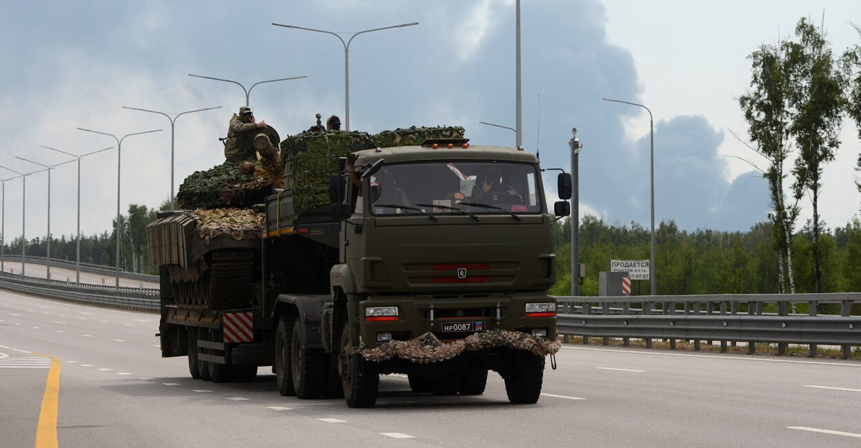 UKRAINE-CRISIS-RUSSIA-PRIGOZHIN-CONVOY Fighters of Wagner private mercenary group transport a tank along M-4 highway, which links the capital Moscow with Russia's southern cities, with smoke from a burning oil depot seen in the background, near Voronezh, Russia, June 24, 2023. Photo: Reuters/Stringer