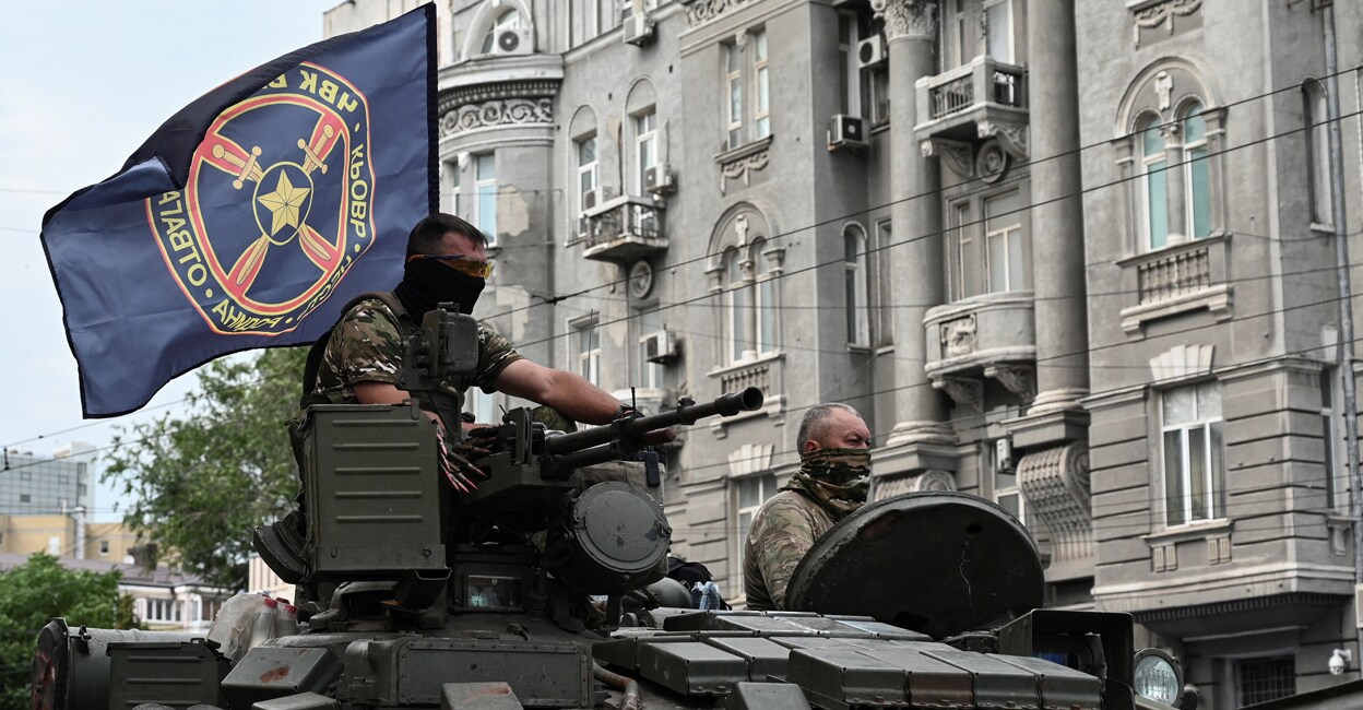 UKRAINE-CRISIS-RUSSIA Fighters of Wagner private mercenary group are seen atop of a tank while being deployed near the headquarters of the Southern Military District in the city of Rostov-on-Don, Russia, June 24, 2023. Photo: Reuters/Stringer