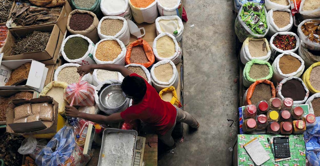 A vendor prepares a bag for a customer at a wholesale market, amid the country's economic crisis in Colombo, Sri Lanka, April 13, 2022. REUTERS/Dinuka Liyanawatte/File Photo