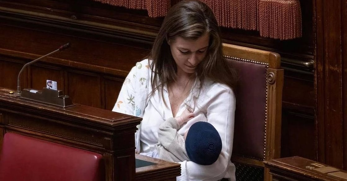 Gilda Sportiello breastfeeds her son Federico in the Chamber of Deputies. Photo: Twitter/@iacopo_melio