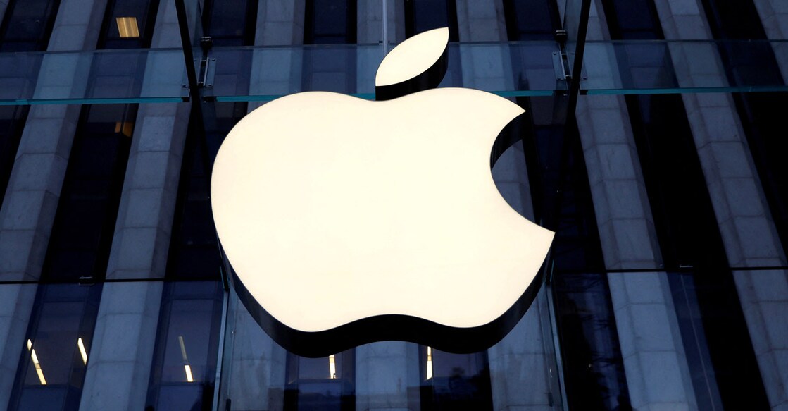 The Apple Inc. logo is seen hanging at the entrance to the Apple store on 5th Avenue in Manhattan, New York. Photo: REUTERS/Mike Segar