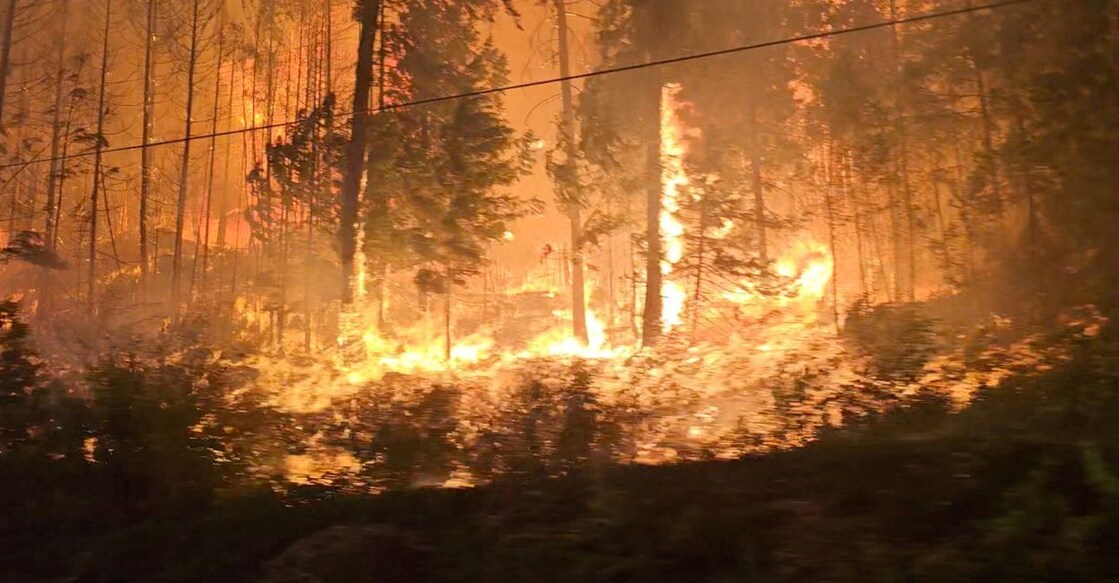 A view of fire close to the highway near Sorrento, British Columbia, Canada, August 18, 2023, in this screen grab obtained from social media video. Photo: Nikki Goyer/via Reuters