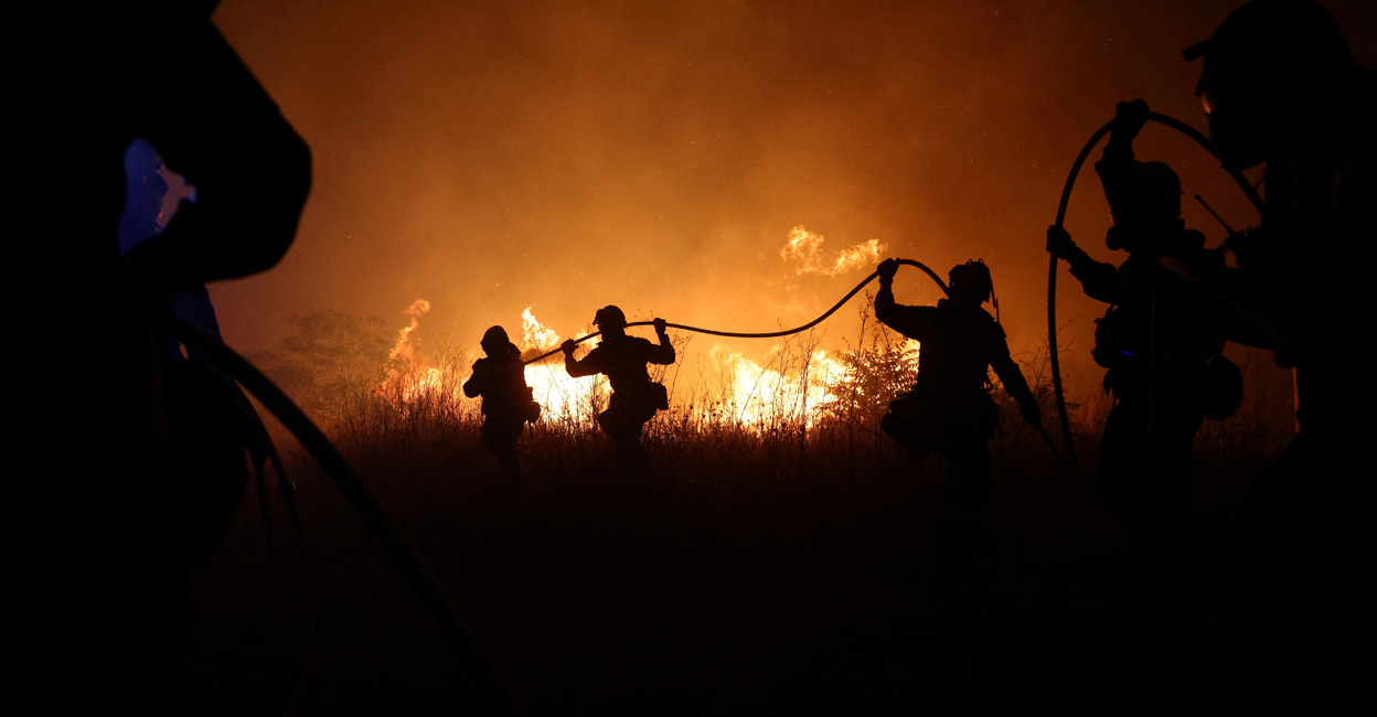 EUROPE-WEATHER-GREECE-WILDFIRE Firefighters try to extinguish a wildfire burning near the village of Makri on the region of Evros, Greece. Photo: Reuters/Alexandros Avramidis