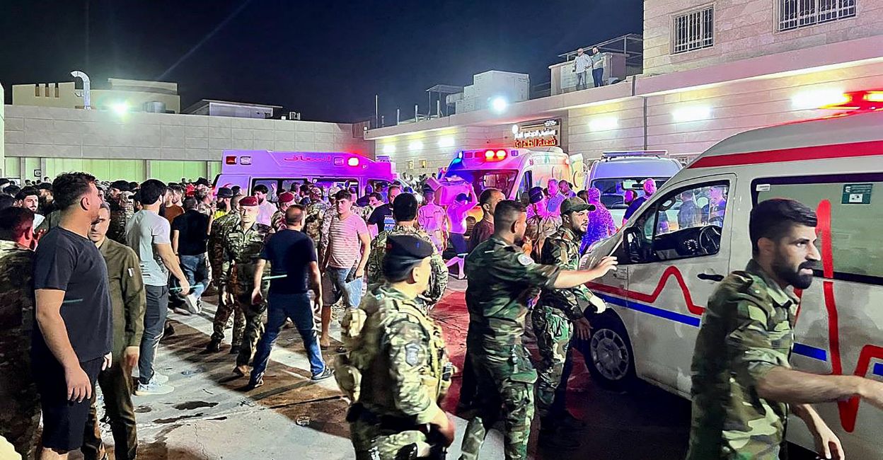 Soldiers and emergency responders gather around ambulances carrying wounded people after a fire broke out during a wedding at an event hall, outside the Hamdaniyah General Hospital in Al-Hamdaniyah, Iraq on September 27, 2023. Photo: Zaid Al-Obeidi/AFP