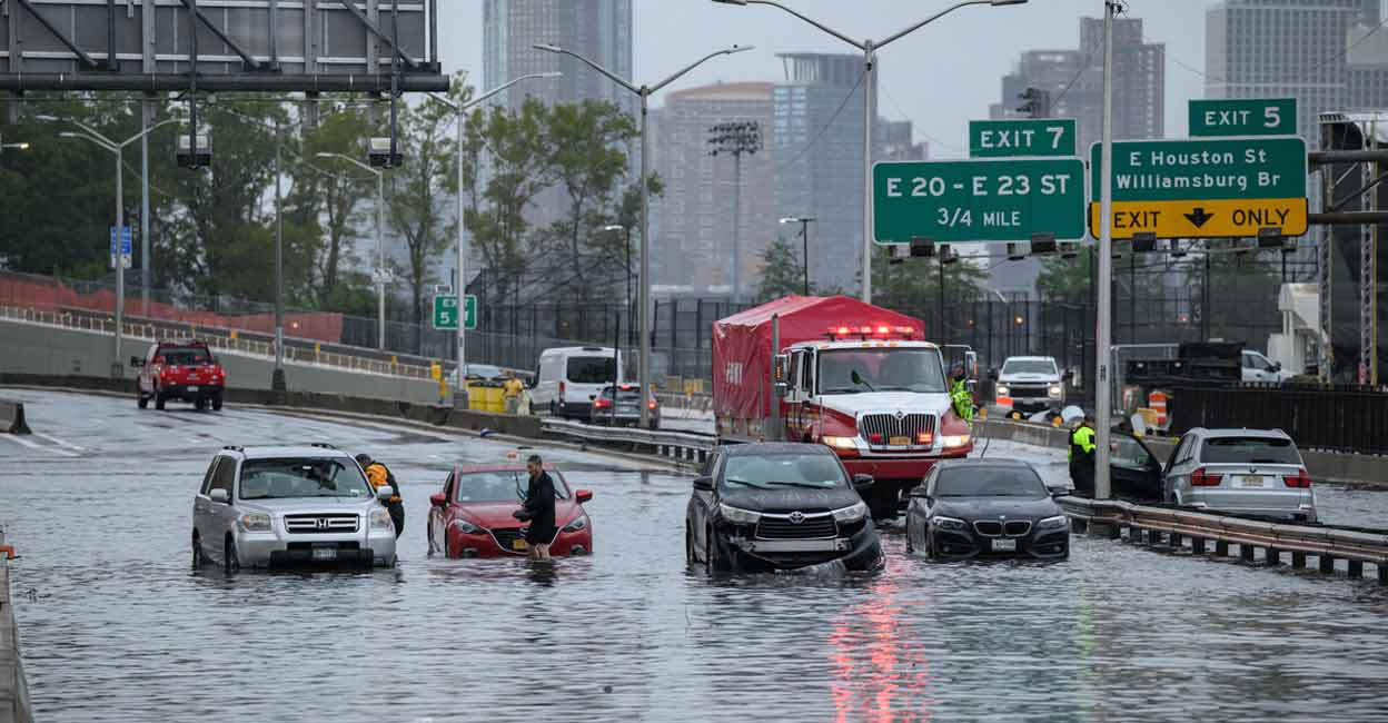 Cars in floodwater on the FDR highway in Manhattan, New York on September 29, 2023.  Photo: Ed JONES / AFP