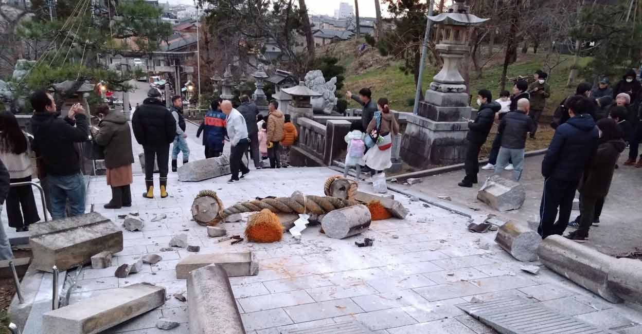 JAPAN-QUAKE Collapsed torii gate caused by an earthquake is seen at Onohiyoshi Shrine in Kanazawa, Ishikawa prefecture, Japan January 1, 2024, in this photo released by Kyodo. Photo: Kyodo via REUTERS