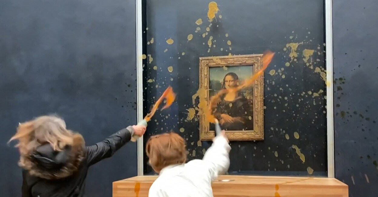 Two protesters hurled soup at the bullet-proof glass protecting Leonardo da Vinci's "Mona Lisa", demanding the right to "healthy and sustainable food". Photo: AFP