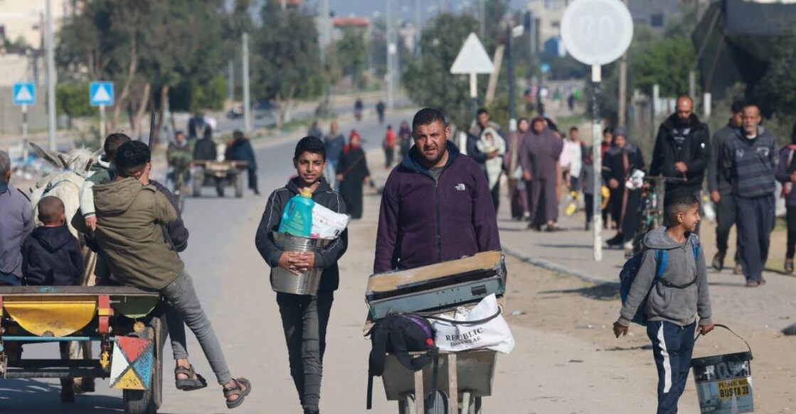People carrying some of their belongings arrive in Rafah on the southern Gaza Strip on January 4, 2024, after fleeing from Khan Yunis . Photo: AFP