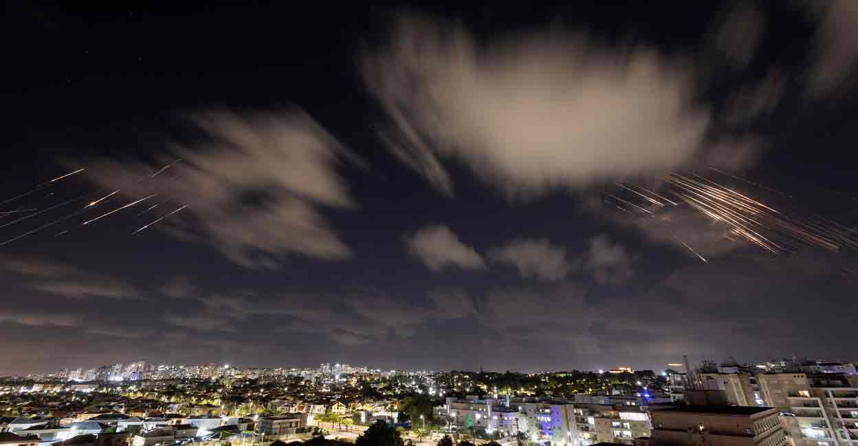 Israel's Iron Dome anti-missile system intercepts rockets, as seen from Ashkelon, Israel, October 1, 2024. Photo: REUTERS/Amir Cohen