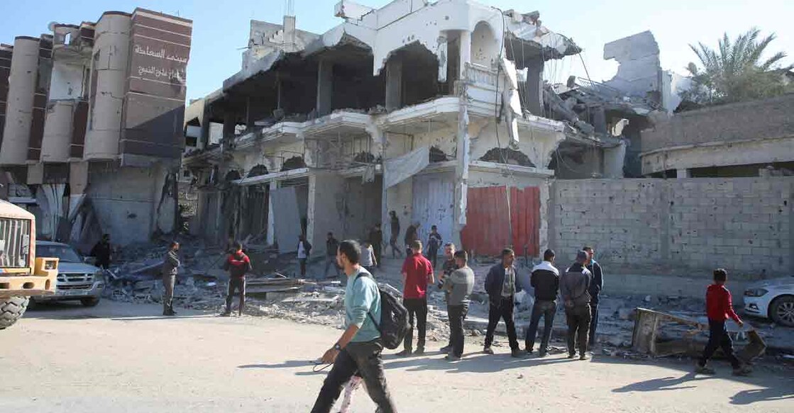 Palestinians inspect the site of an Israeli strike on a house, amid the Israel-Hamas conflict, in Khan Younis in the southern Gaza Strip October 30, 2024. Photo: REUTERS/Hatem Khaled