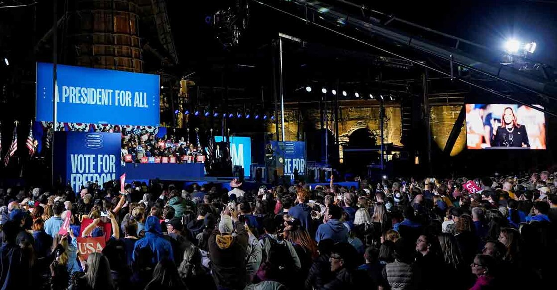 Democratic presidential nominee and U.S. Vice President Kamala Harris speaks during a campaign rally at Carrie Blast Furnaces National Historic Landmark, in Pittsburgh, Pennsylvania, U.S., November 4, 2024. Photo: REUTERS/Elizabeth Frantz