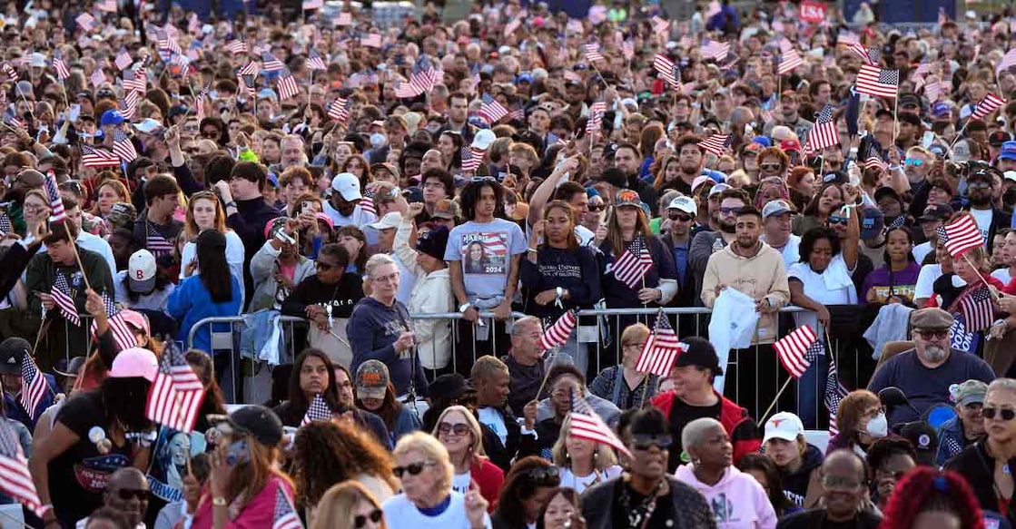 Supporters wait for the start of a campaign rally for Democratic presidential nominee U.S. Vice President Kamala Harris on the Ellipse on October 29, 2024 in Washington, DC. Photo: Kent Nishimura/Getty Images/AFP
