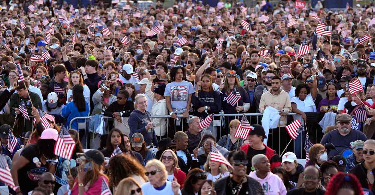 Supporters wait for the start of a campaign rally for Democratic presidential nominee U.S. Vice President Kamala Harris on the Ellipse on October 29, 2024 in Washington, DC. Photo: Kent Nishimura/Getty Images/AFP