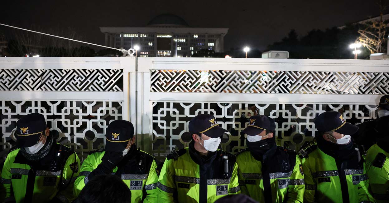 Police officers stand guard outside the National Assembly. Photo: REUTERS/Kim Hong-Ji