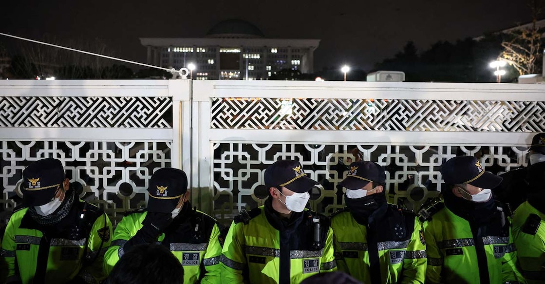 Police officers stand guard outside the National Assembly. Photo: REUTERS/Kim Hong-Ji