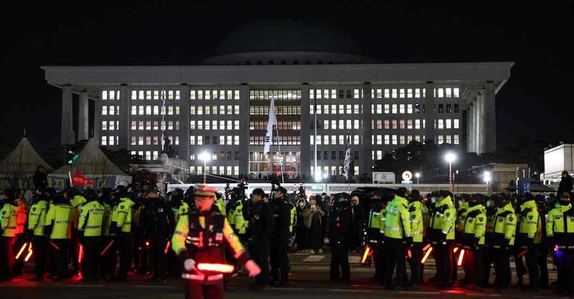 Police officers gather outside the National Assembly, after South Korean President Yoon Suk Yeol declared martial law, in Seoul, South Korea, December 4, 2024. Photo: REUTERS/Kim Hong-Ji