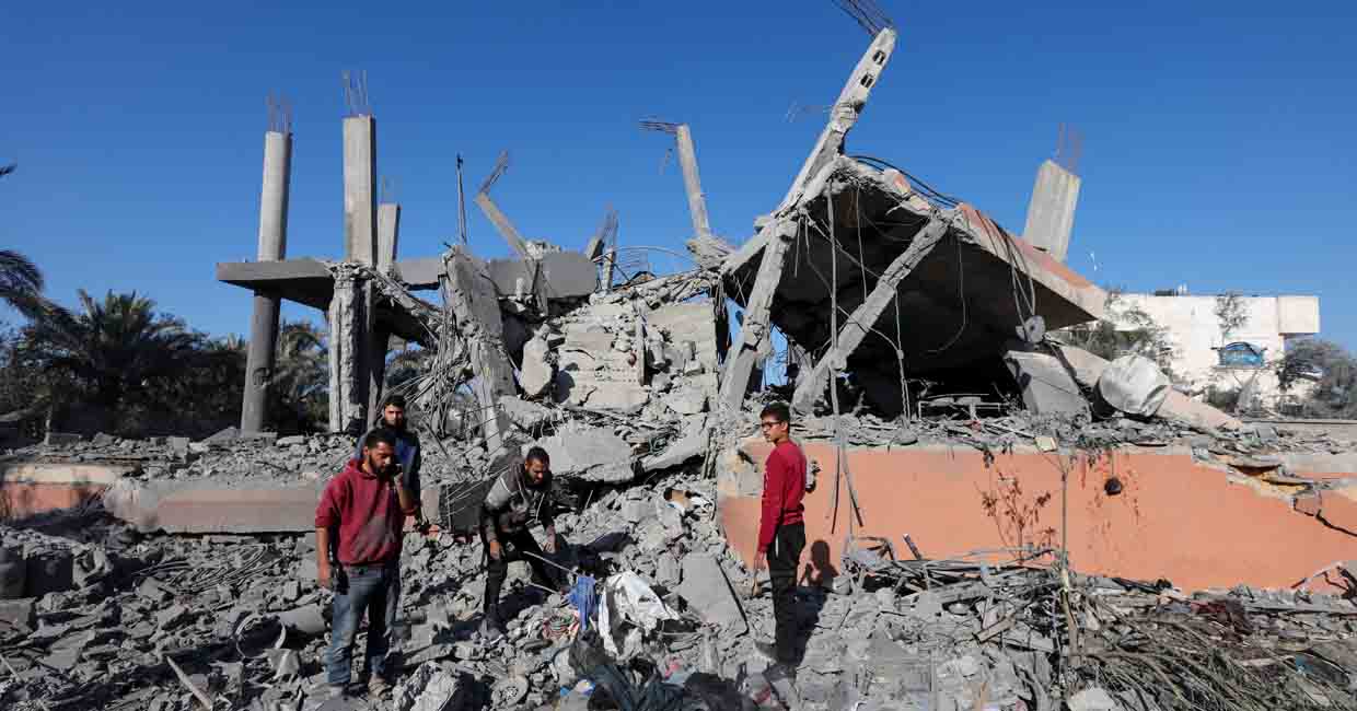 Palestinians search for belongings at the site of an Israeli strike on a house, amid the Israel-Hamas conflict, in Deir Al-Balah in the central Gaza Strip December 4, 2024. REUTERS/Ramadan Abed