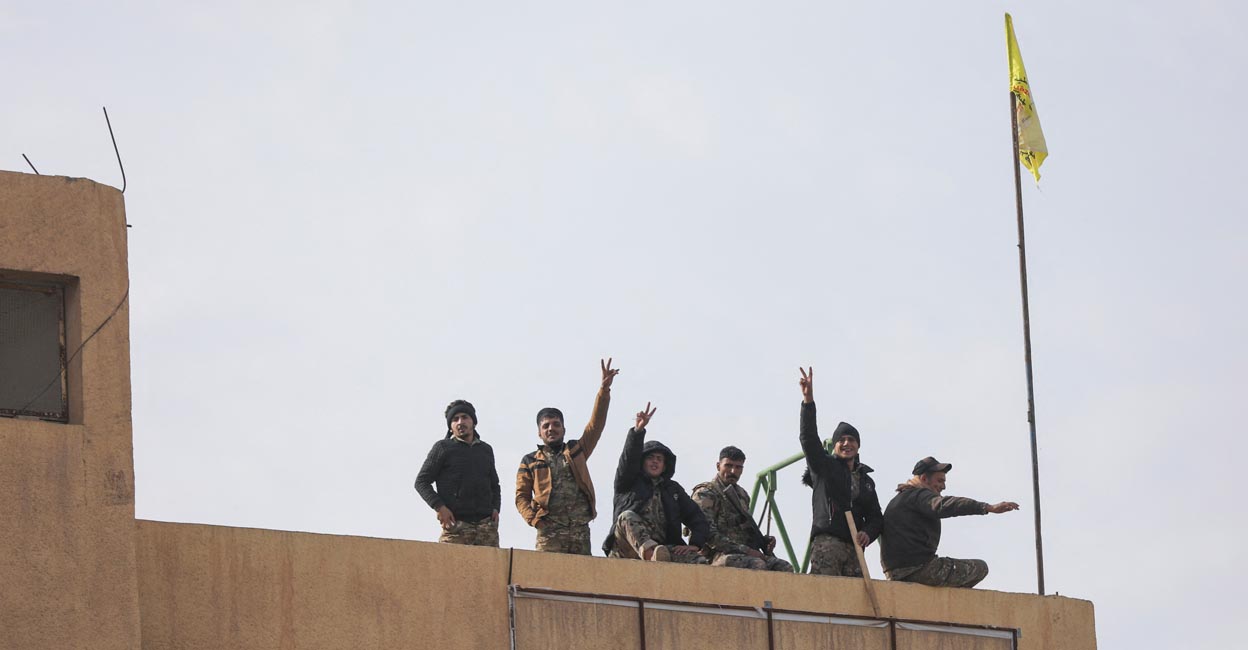 Members of the Kurdish-led Syrian Democratic Forces (SDF) gesture in Deir al-Zor, after U.S.-backed alliance led by Syrian Kurdish fighters captured Deir el-Zor, the government's main foothold in the vast desert, according to Syrian sources, in Syria December 7, 2024. Photo: Reuters/Orhan Qereman