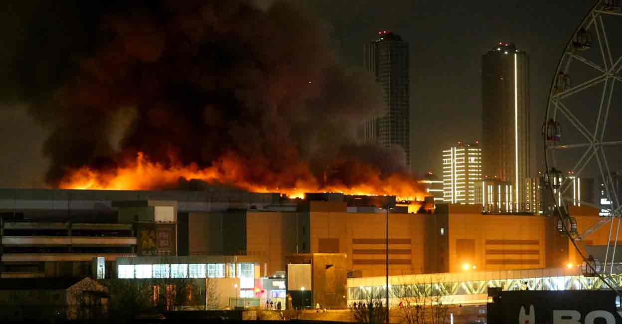Smoke rises above the burning Crocus City Hall concert venue following a reported shooting incident, outside Moscow, Russia, March 22, 2024. Photo: Sergei Vedyashkin/Moscow News Agency/Handout via REUTERS