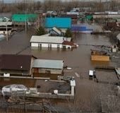 Russian city calls for mass evacuation as flood waters surge