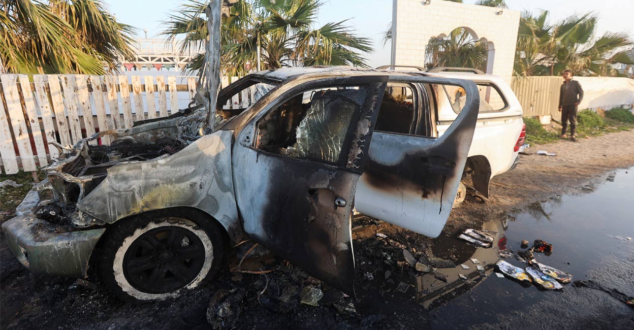 gaza-ls A vehicle was damaged in an Israeli airstrike in Deir Al-Balah, Gaza. Photo: Reuters