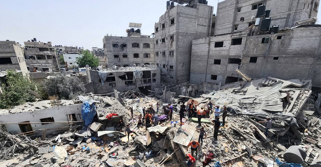 Mourners grieve during the funeral of Palestinians killed in an Israeli strike, at Al-Aqsa hospital in Deir Al-Balah in the central Gaza Strip, May 19, 2024. Photo: Reuters. 