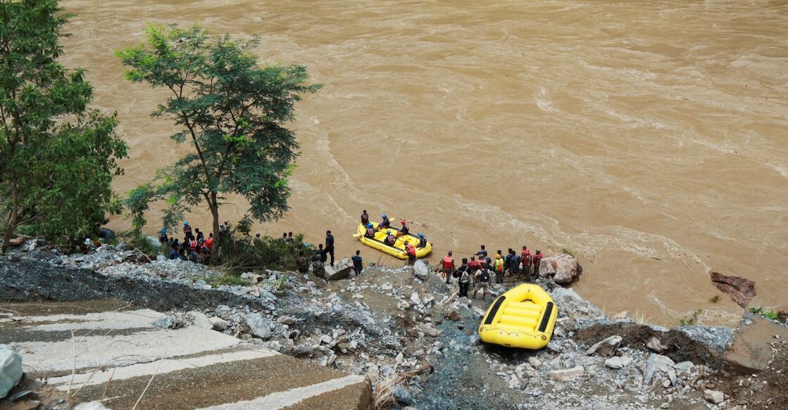 Members of rescue team search for the passenger buses that fell into the Trishuli River after the landslide at Simaltal area in Chitwan district, Nepal July 12, 2024. Photo: Reuters