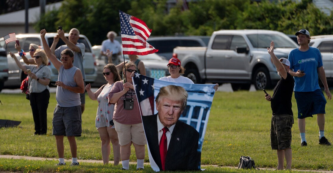 Supporters react as Trump Force One, carrying Republican presidential candidate and former U.S. President Donald Trump, lands in Milwaukee, Wisconsin, U.S., July 14, 2024 a day after he survived an assassination attempt at a rally in Butler, Pennsylvania. Photo: Reuters/Cheney Orr
