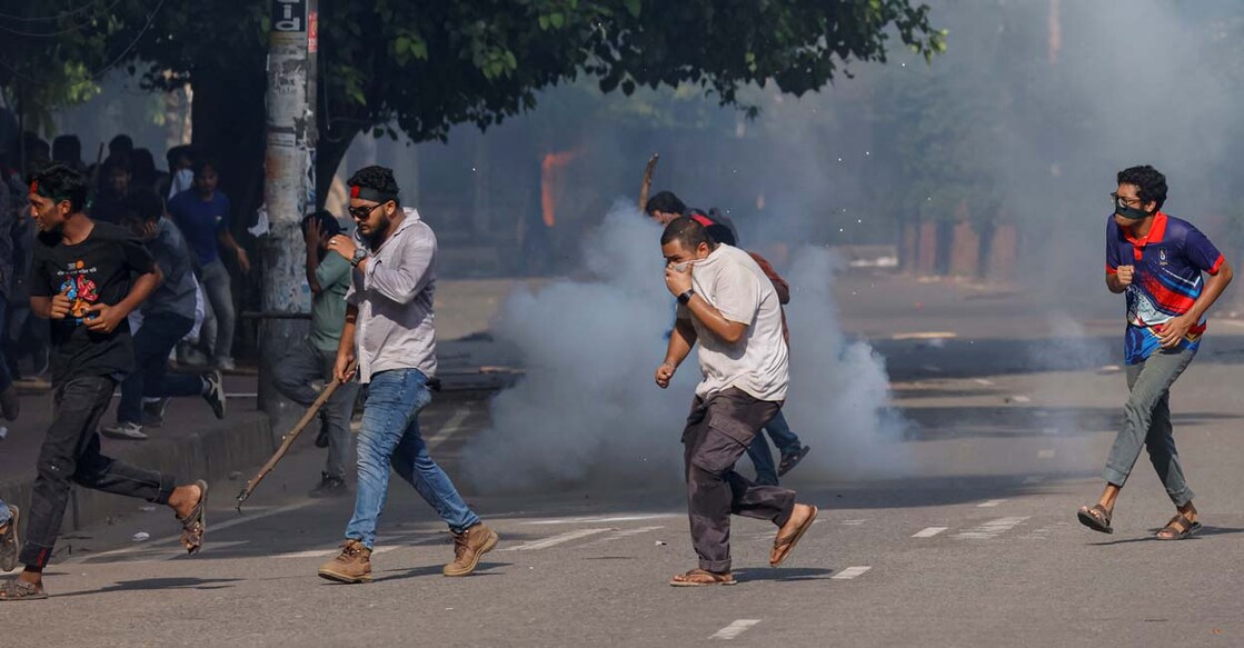 People run as police fire teargas during a coffin rally of anti-quota protesters at the University of Dhaka, a day after the clash with Bangladesh Chhatra League, the student wing of the ruling party Bangladesh Awami League and anti-quota protesters, in Dhaka, Bangladesh, July 17, 2024. REUTERS/Mohammad Ponir Hossain