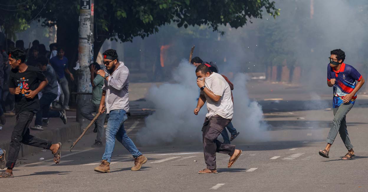 People run as police fire teargas during a coffin rally of anti-quota protesters at the University of Dhaka, a day after the clash with Bangladesh Chhatra League, the student wing of the ruling party Bangladesh Awami League and anti-quota protesters, in Dhaka, Bangladesh, July 17, 2024. REUTERS/Mohammad Ponir Hossain