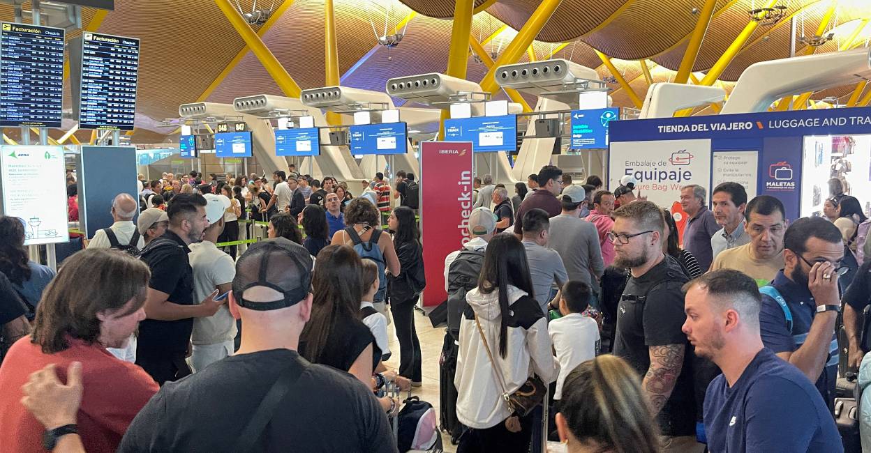 Passengers wait at Barajas Airport, as Microsoft's technical glitch halts operations. Photo: Reuters