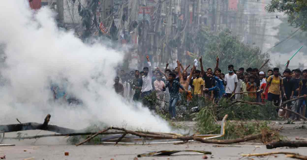 BANGLADESH-PROTESTS People gesture near smoke as protesters clash with Border Guard Bangladesh (BGB) and the police outside the state-owned Bangladesh Television as violence erupts across the country after anti-quota protests by students, in Dhaka, Bangladesh, July 19, 2024. Photo: REUTERS/Mohammad Ponir Hossain