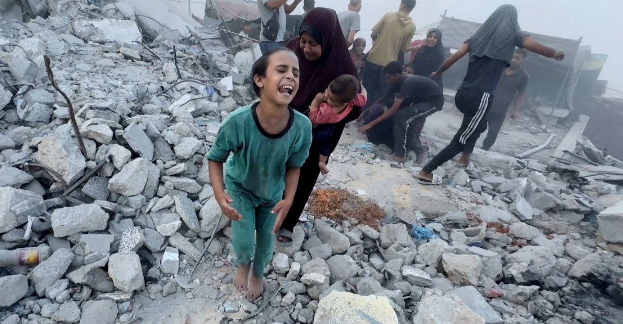 Palestinians react, following an Israeli strike near a UN-run school sheltering displaced people, amid the Israel-Hamas conflict, in Khan Younis, in the southern Gaza Strip, in this still image taken from a video, July 3, 2024. Photo: Reuters/Mohammed Salem