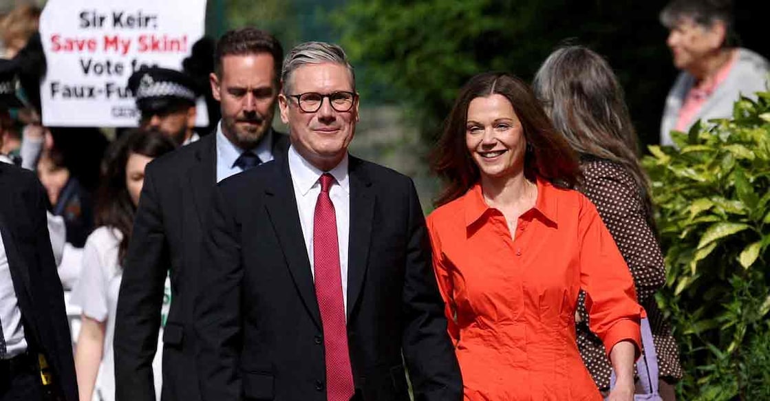 Britain's opposition Labour Party leader Keir Starmer and his wife Victoria Starmer walk outside a polling station during the general election in London, Britain, July 4, 2024. Photo: REUTERS/Claudia Greco