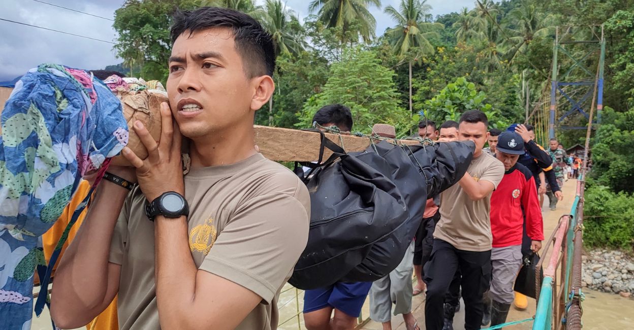 Members of a rescue team carry a victim who died in a landslide at Tulabolo village in Bone Bolango Regency of the Gorontalo Province on July 9, 2024. Photo: AFP/Didot