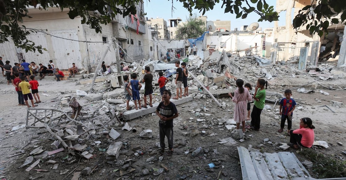 Palestinian children stand at the site of an Israeli strike on a house, amid the Israel-Hamas conflict, in Maghazi refugee camp in the central Gaza Strip, August 14, 2024. Photo: Reuters/Ramadan Abed