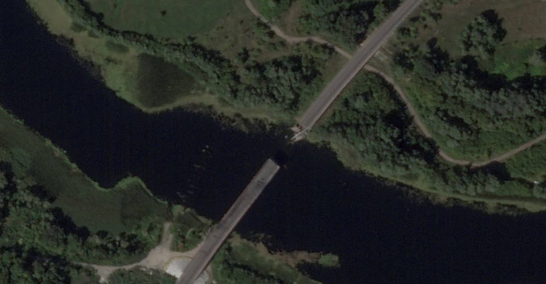A satellite image shows a bridge collapsed over the Seym river in the Glushkovo district, following a Ukrainian strike in the Kursk region, Russia, August 17, 2024. Photo: Reuters. 