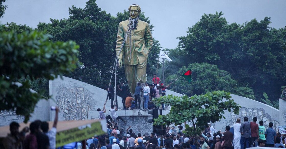 Protestors attempt to vandalise a statue of Sheikh Mujibur Rahman, Bangladesh's founding father and parent of the country's ousted Prime Minister Sheikh Hasina, in Dhaka. Photo: AFP