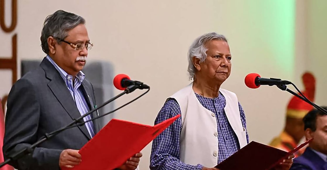 yunus-bangladesh-c Nobel laureate Muhammad Yunus (C) takes the oath of office as the chief adviser of Bangladesh's new interim government during the oath-taking ceremony administered by President Mohammed Shahabuddin (L) in Dhaka. Photo: AFP