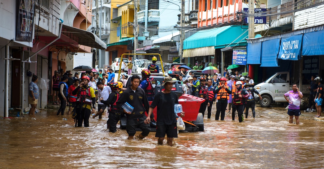 Rescue workers help stranded people from a flooded area at the border town of Mae Sai, following the impact of Typhoon Yagi, in the northern province of Chiang Rai, Thailand, September 11, 2024. REUTERS/SZZW.