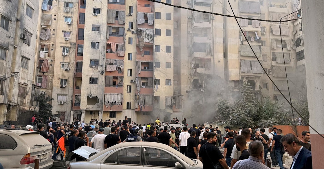 People inspect the site of an Israeli strike in the southern suburbs of Beirut, Lebanon, September 20, 2024. REUTERS/Mohamed Azakir