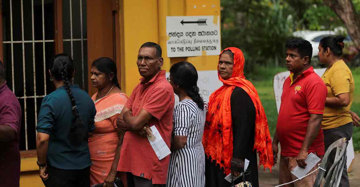 SRI-LANKA-ELECTION People stand in a queue to vote at a polling station during the presidential election in Colombo, Sri Lanka, September 21, 2024. Photo: REUTERS/Dinuka Liyanawatte