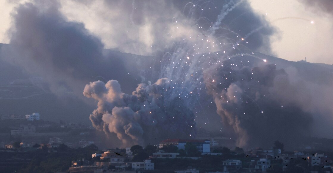 Smoke billows over southern Lebanon following Israeli strikes, amid ongoing cross-border hostilities between Hezbollah and Israeli forces, as seen from Tyre, southern Lebanon September 23, 2024. REUTERS/Aziz Taher