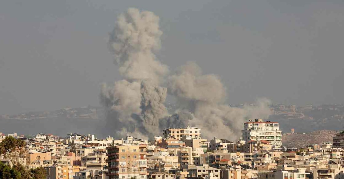 Smokes rise, amid ongoing cross-border hostilities between Hezbollah and Israeli forces, in Tyre, southern Lebanon September 23, 2024. Photo: REUTERS/Aziz Taher