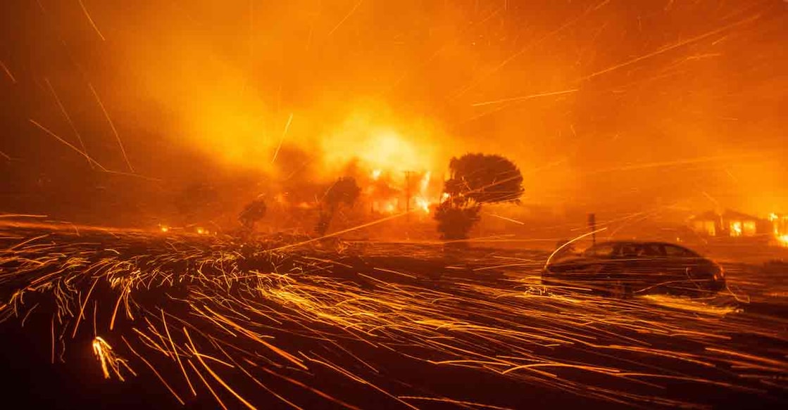 CALIFORNIA-WILDFIRES The wind whips embers as the Palisades Fire burns during a windstorm on the west side of Los Angeles, California, U.S. January 7, 2025. Photo: REUTERS/Ringo Chiu