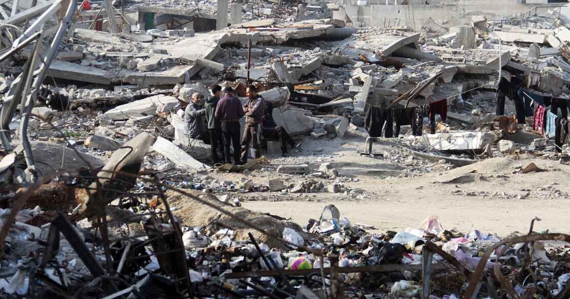 ISRAEL-PALESTINIANS-GAZA Palestinians stand among the rubble of houses destroyed in previous Israeli strikes, amid ceasefire negotiations with Israel, in Gaza City, January 15, 2025. REUTERS/Mahmoud Issa