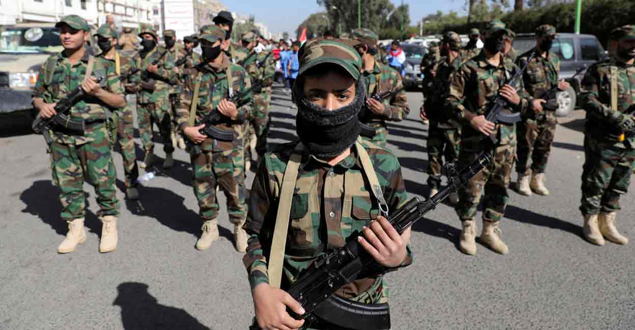Houthi fighters take part in a parade for people who attended Houthi military training as part of a mobilization campaign, in Sanaa, Yemen December 18, 2024. File Photo: REUTERS/Khaled Abdullah