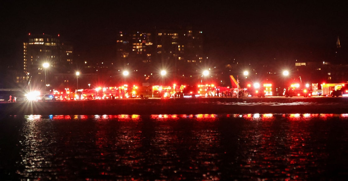 Emergency service vehicles stand near the site of the crash after American Eagle flight 5342 collided with a helicopter while approaching Reagan Washington National Airport and crashed in the Potomac River, outside Washington, U.S., January 29, 2025. Photo: REUTERS/Carlos Barria

