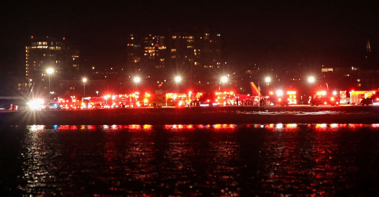 Emergency service vehicles stand near the site of the crash after American Eagle flight 5342 collided with a helicopter while approaching Reagan Washington National Airport and crashed in the Potomac River, outside Washington, U.S., January 29, 2025. Photo: REUTERS/Carlos Barria

